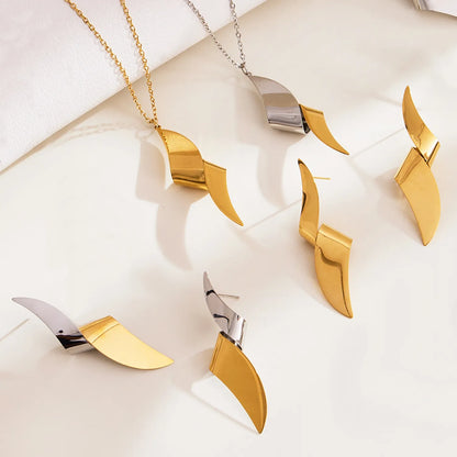 Wholesale Sculptural Twisted Wave Pendant Necklace (Gold/Two-Tone) | 40+5cm Chain | 15x47mm Modern Silhouette | MOQ 12