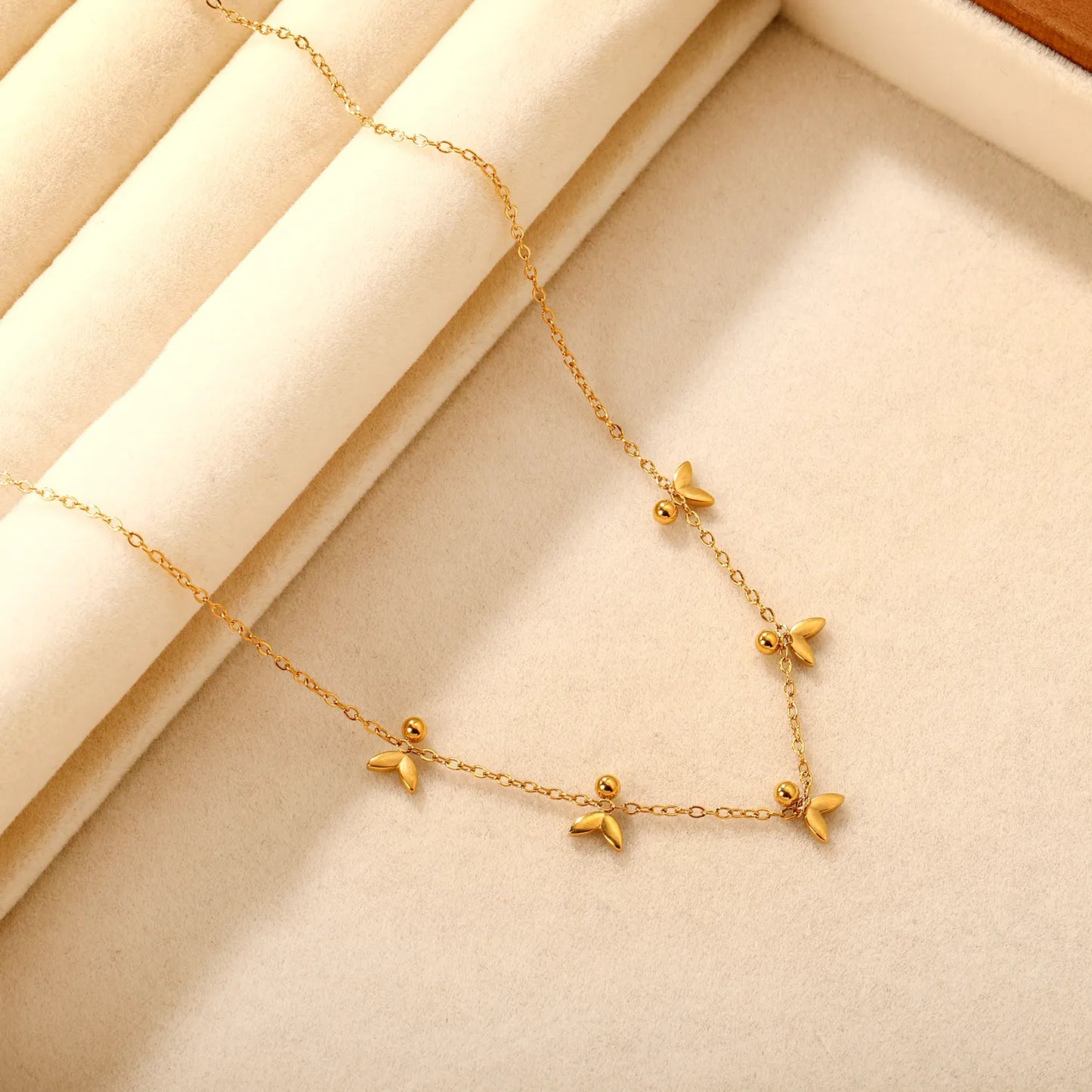18K Gold Mini Fishtail Charm Necklace | 40+5cm Adjustable Chain | 5.2×6mm Fishtail Accents | Wholesale (MOQ 12)