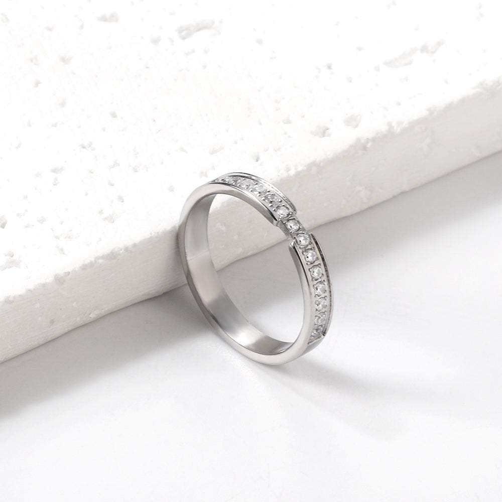 Single ring with multiple small diamonds Gold/steel color