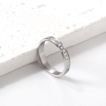 Single ring with multiple small diamonds Gold/steel color