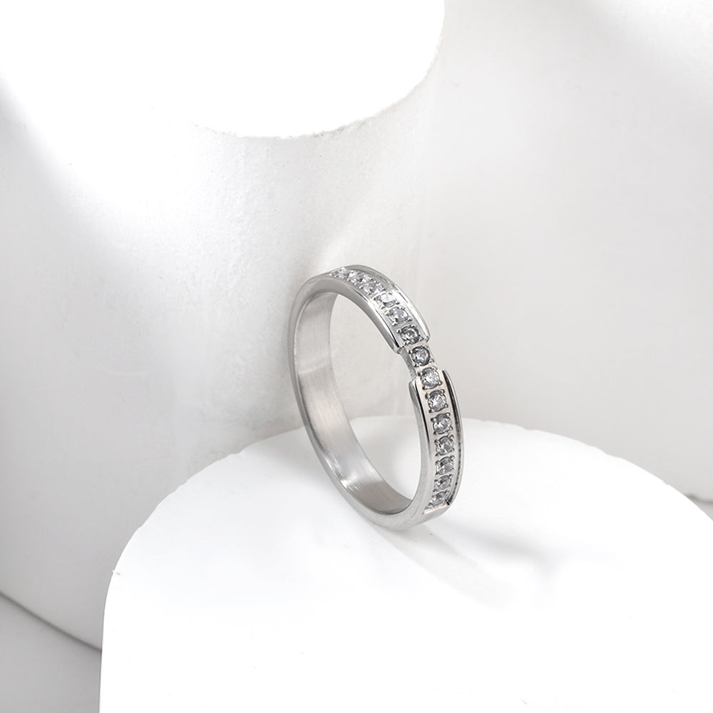 Single ring with multiple small diamonds Gold/steel color