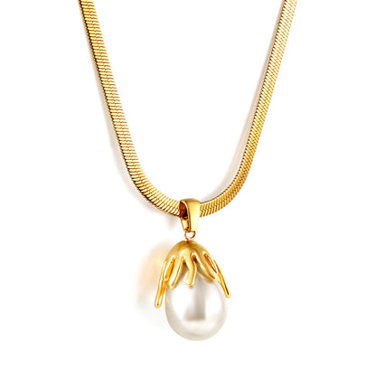 Pendant necklaces with pearls