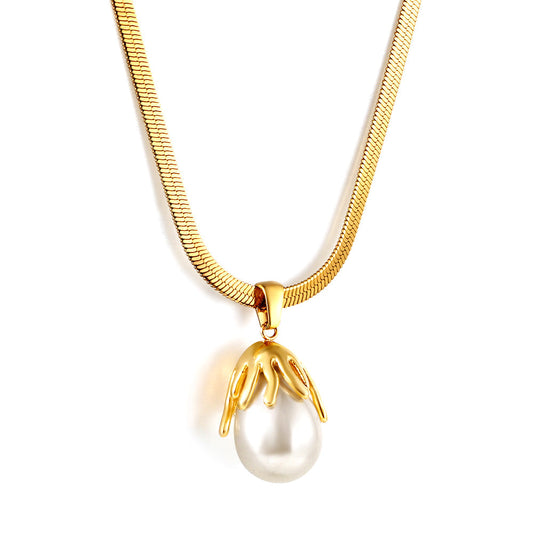 Pendant necklaces with pearls