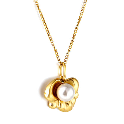 Pendant necklace with pearls