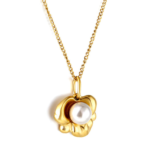 Pendant necklace with pearls