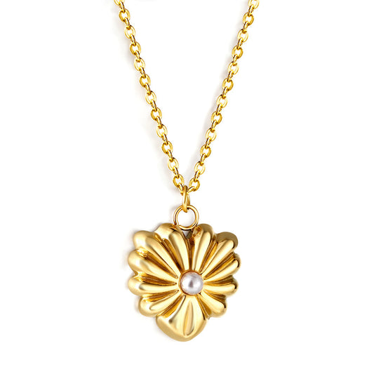 Heart-shaped pendant necklace with white shells