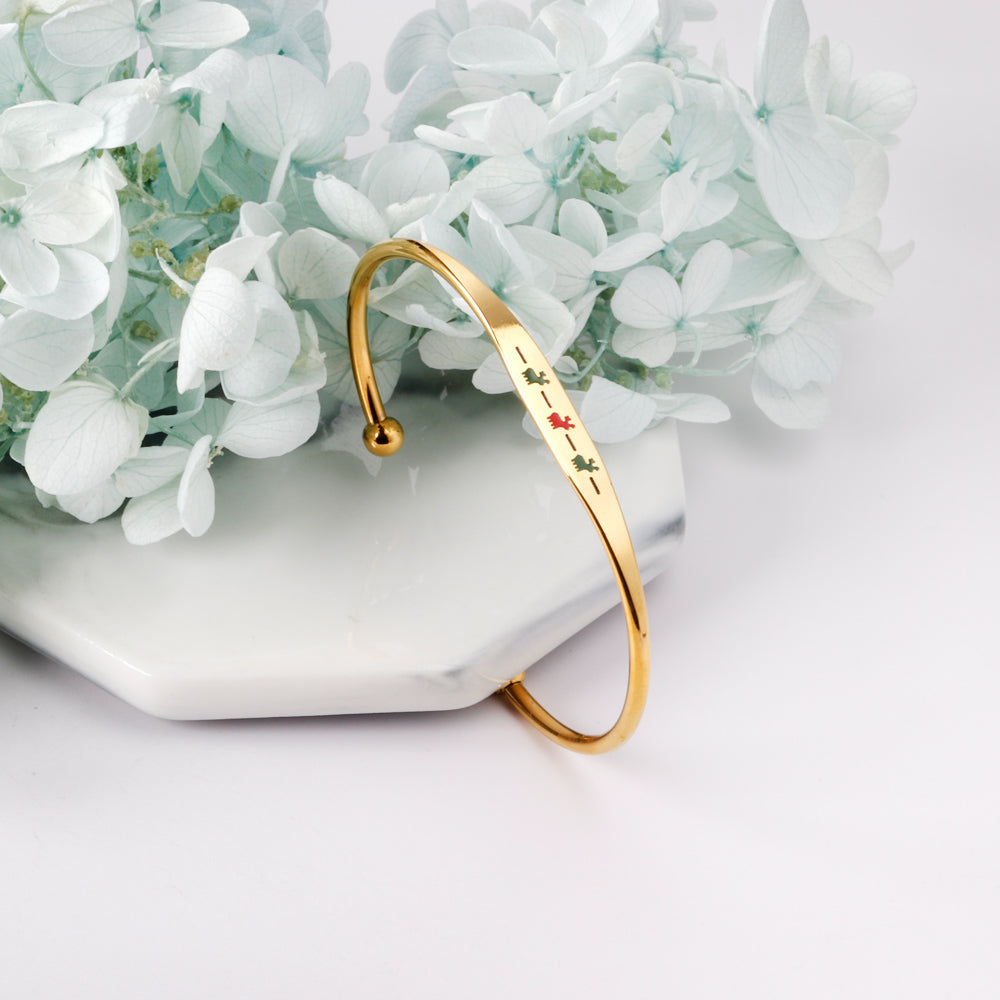 Hard bracelet with oil-drip pattern on gold-colored surface