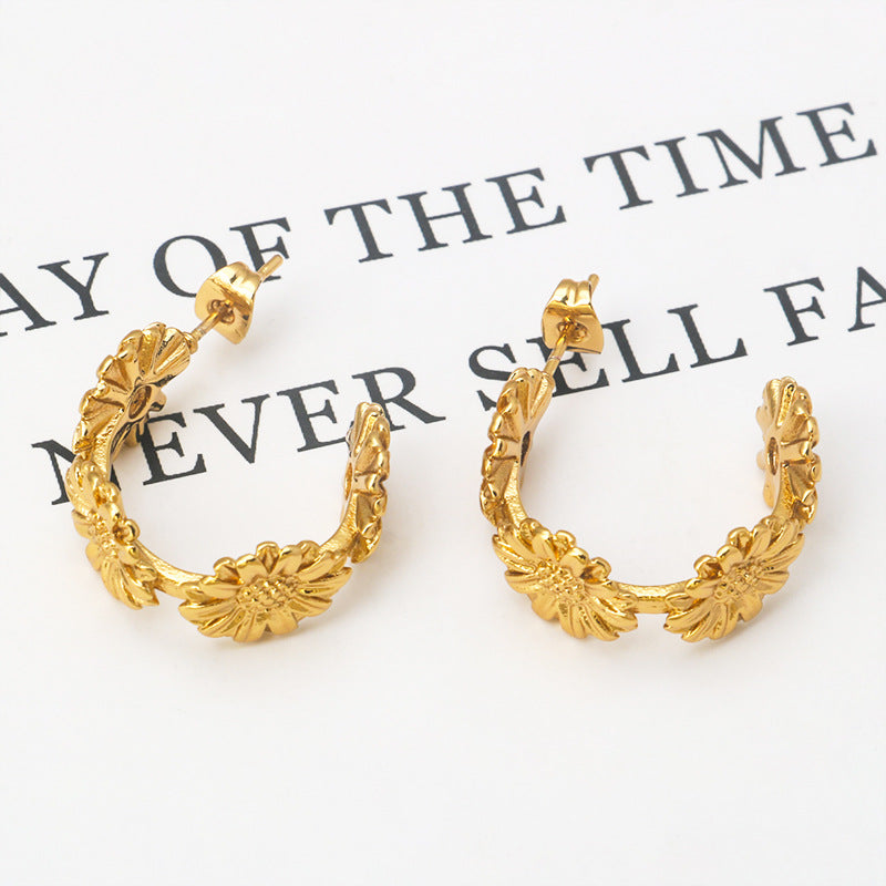 Stainless steel fresh simple personality retro C-shaped small daisy flowers female 18K gold earrings