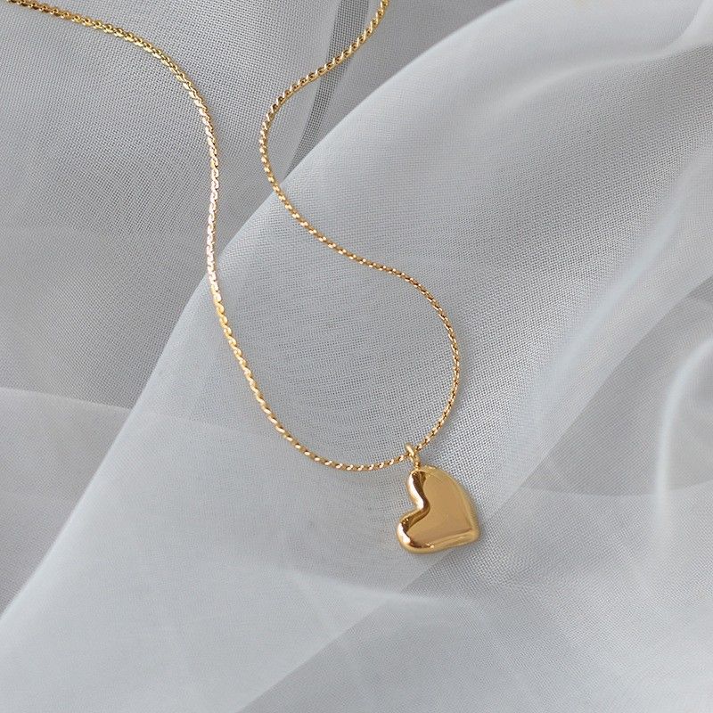 Golden heart necklace female temperament collarbone chain niche simple hundred matching necklace