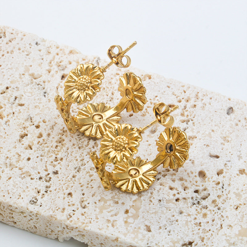 Stainless steel fresh simple personality retro C-shaped small daisy flowers female 18K gold earrings