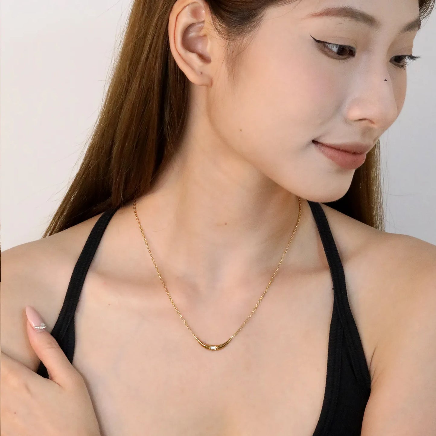 ✨ Wholesale Gold Stainless Steel Banana Pendant Necklace | 4x25mm Pendant with White Gemstone, 0.3mm Cross Chain 42+5cm + 6mm Round Tag