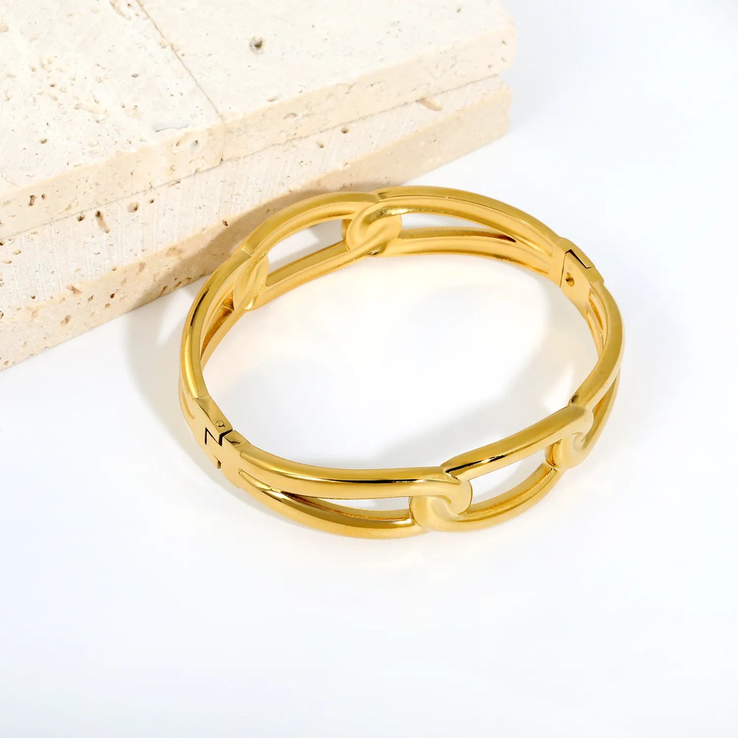 Interlocking Oval Chain Link Hinged Bangle | 15.5mm Band Width | 50-60mm Inner Size | 18K Gold Plated Stainless Steel Chunky Wrist Bracelet Bulk Stock For Fashion Accessory Suppliers