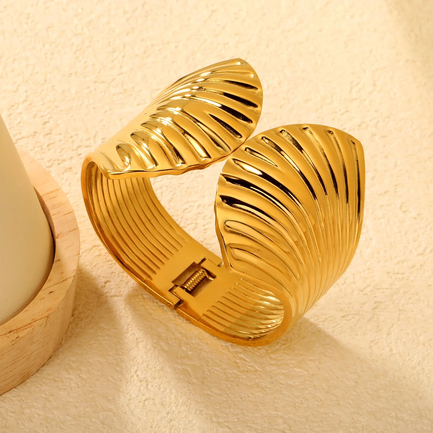 Wholesale Shell-Shaped Wavy Textured Spring Hinged Cuff Bangle | 18K Gold Plated | 60mm | MOQ 12