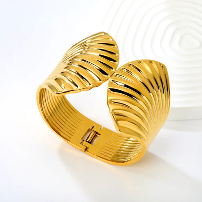 Wholesale Shell-Shaped Wavy Textured Spring Hinged Cuff Bangle | 18K Gold Plated | 60mm | MOQ 12