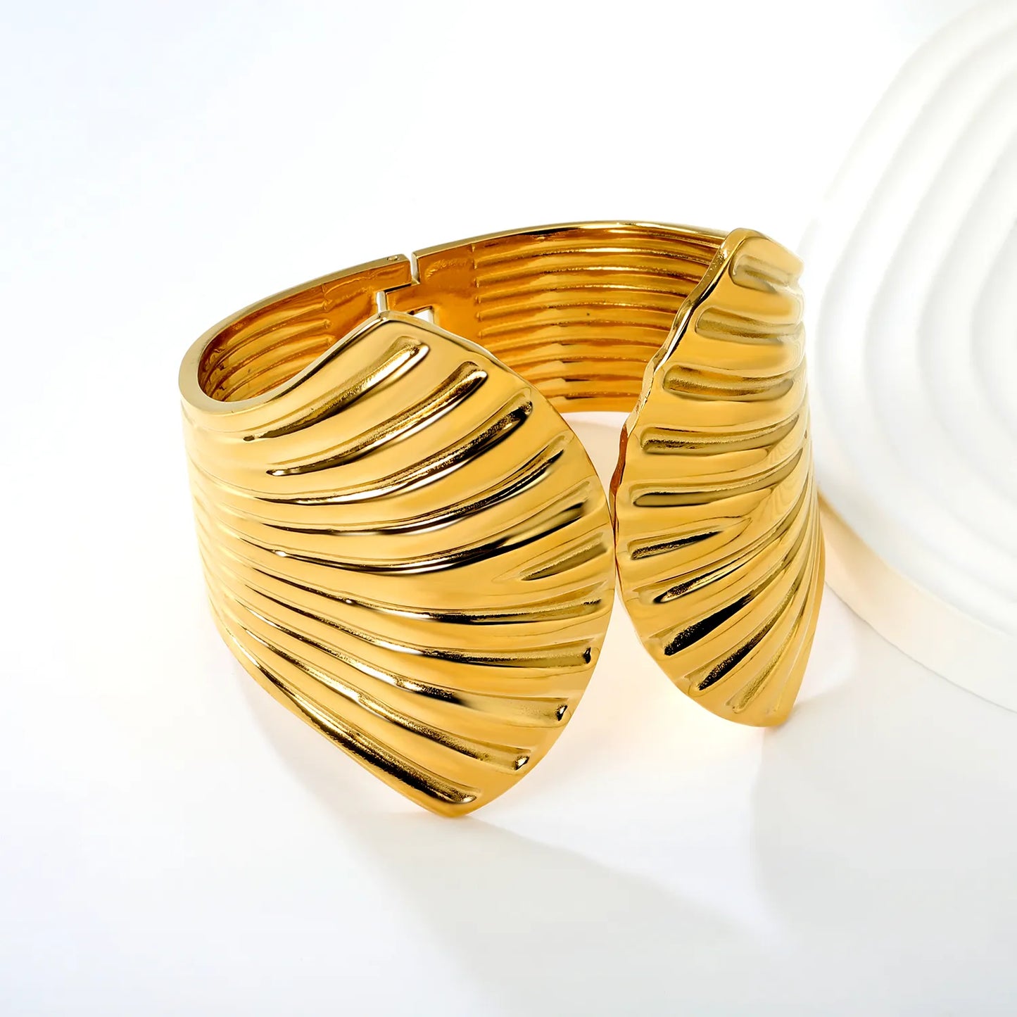 Wholesale Shell-Shaped Wavy Textured Spring Hinged Cuff Bangle | 18K Gold Plated | 60mm | MOQ 12