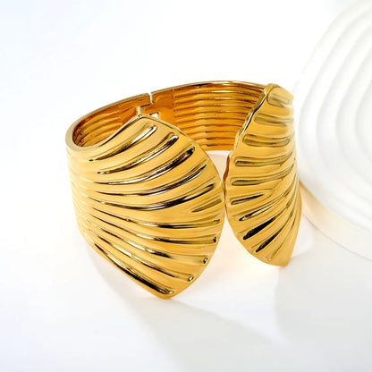 Wholesale Shell-Shaped Wavy Textured Spring Hinged Cuff Bangle | 18K Gold Plated | 60mm | MOQ 12