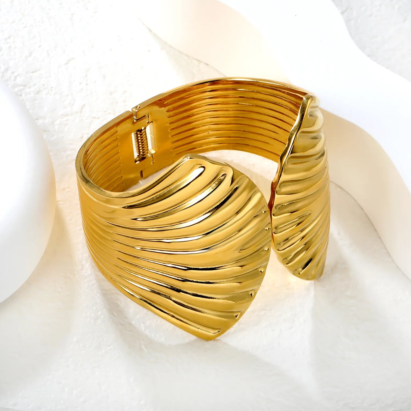 Wholesale Shell-Shaped Wavy Textured Spring Hinged Cuff Bangle | 18K Gold Plated | 60mm | MOQ 12