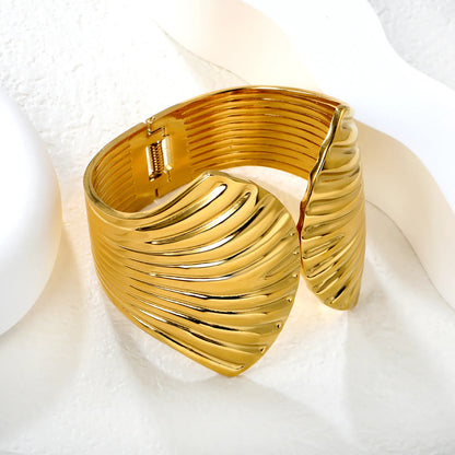 Wholesale Shell-Shaped Wavy Textured Spring Hinged Cuff Bangle | 18K Gold Plated | 60mm | MOQ 12
