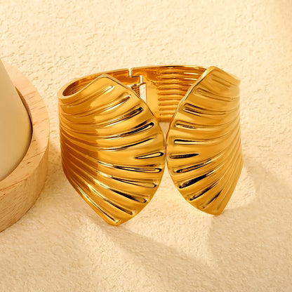 Wholesale Shell-Shaped Wavy Textured Spring Hinged Cuff Bangle | 18K Gold Plated | 60mm | MOQ 12