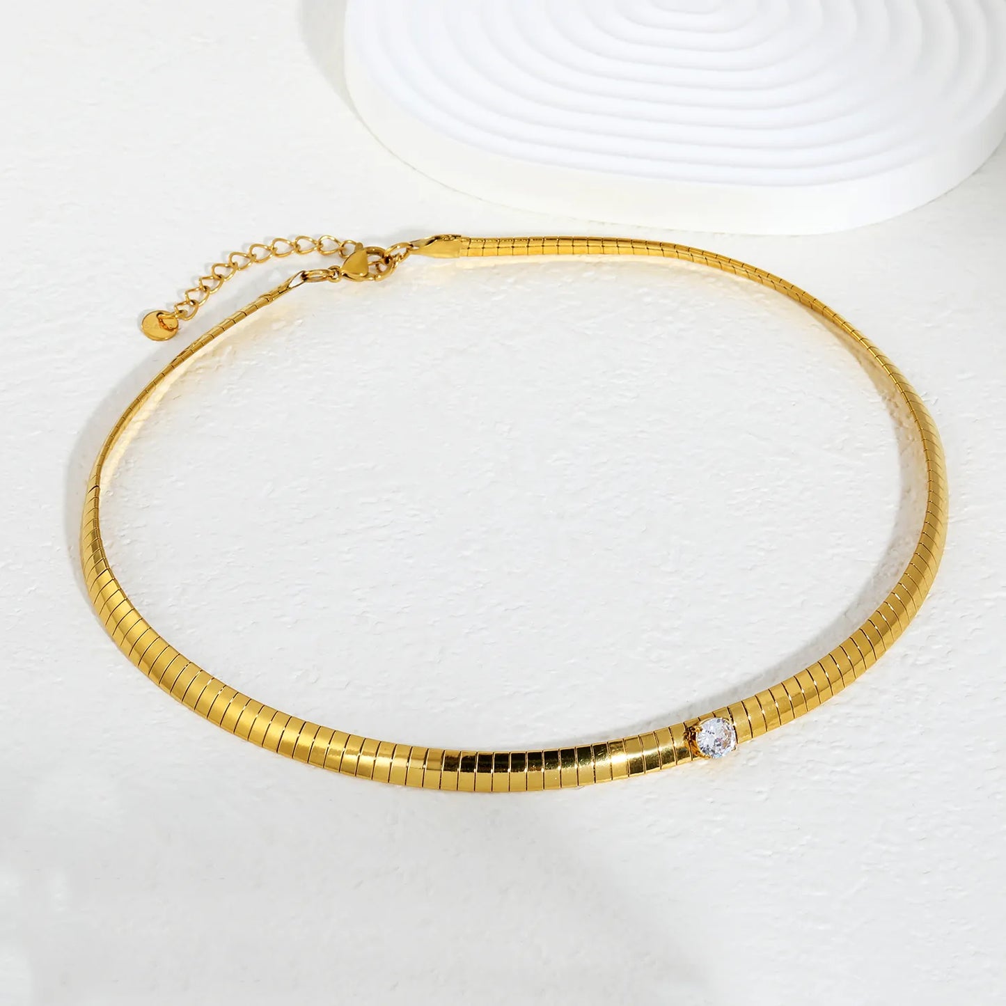 Single-CZ Choker Necklace | Adjustable 40+5cm | Wide 6mm Herringbone Chain | Tarnish-Resistant 18K Gold Plated | Wholesale MOQ 12