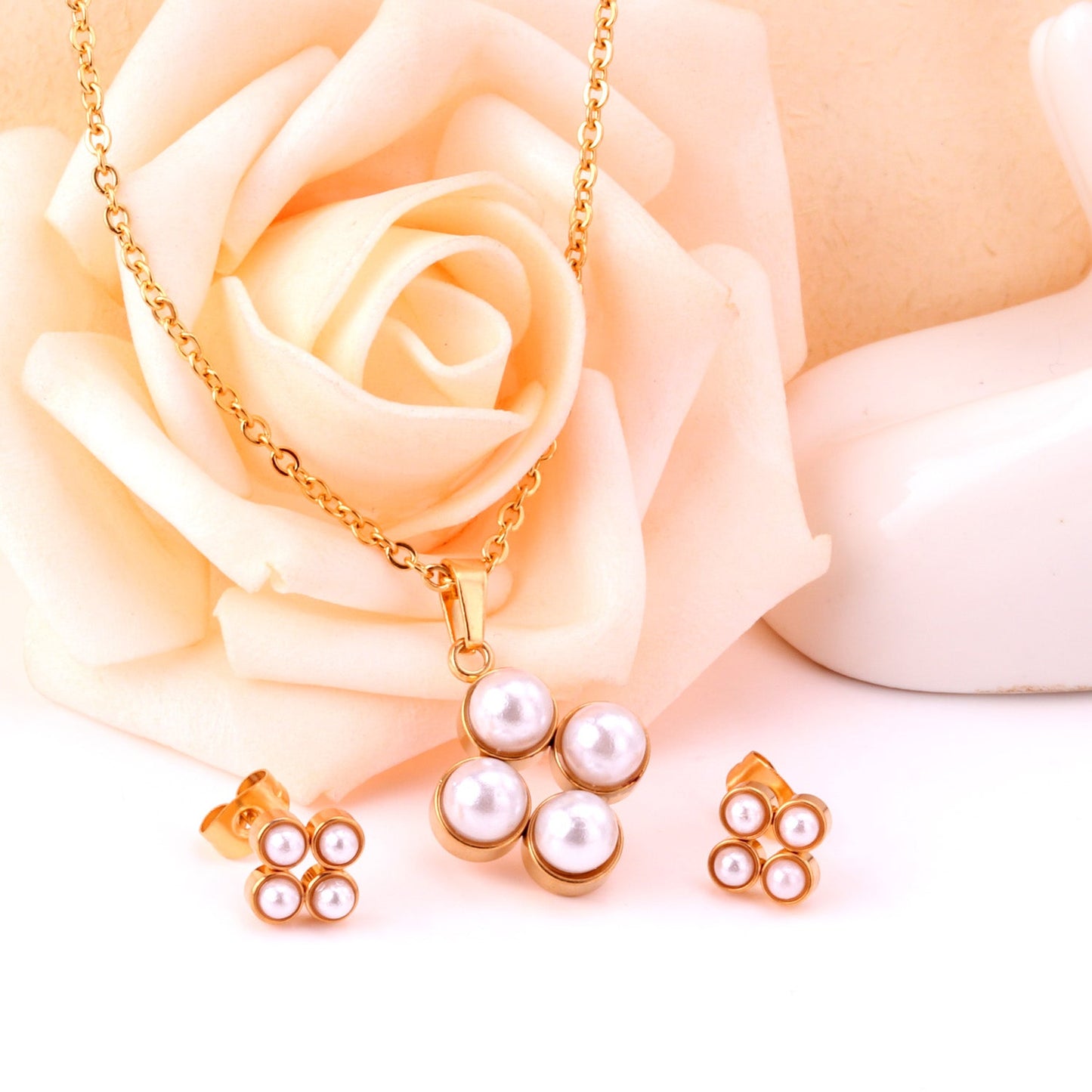 Steel/golden four-flower white pearl+diamond jewelry set