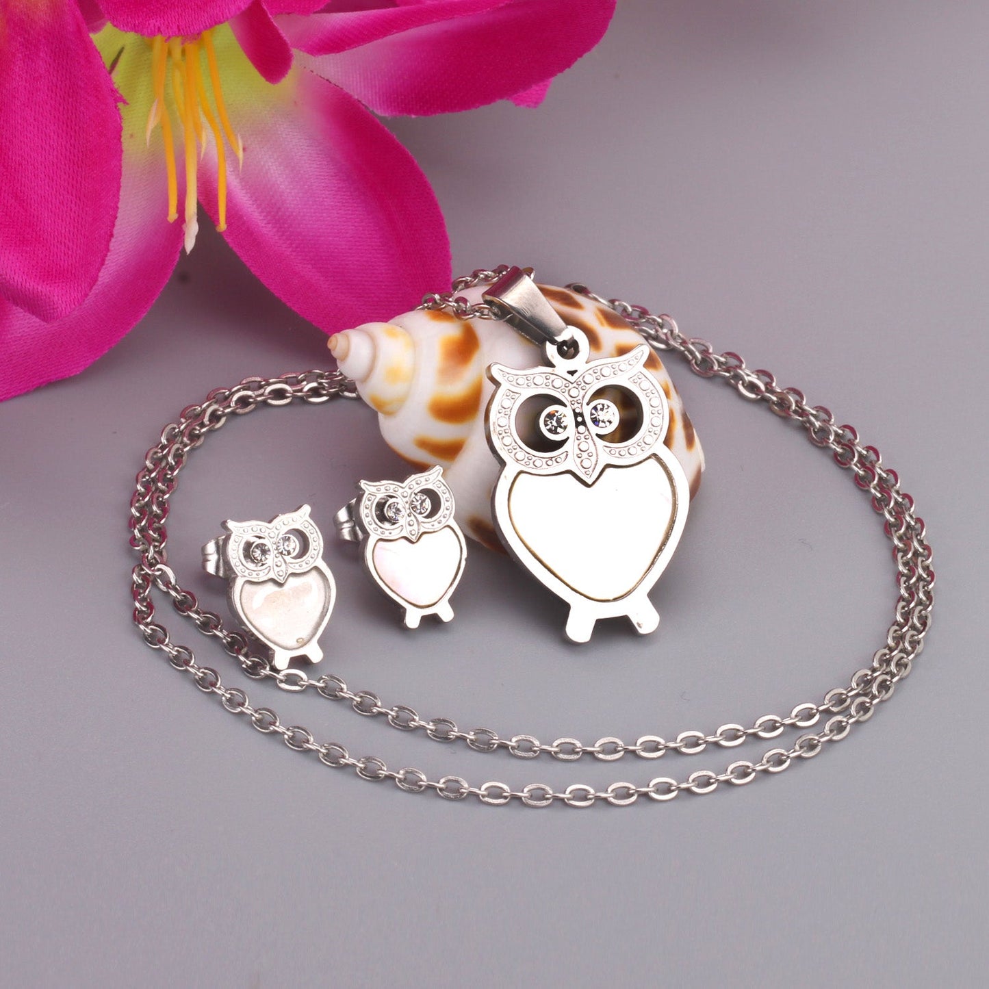 Gold/steel owl with diamonds on surface + shells glued on body jewelry set