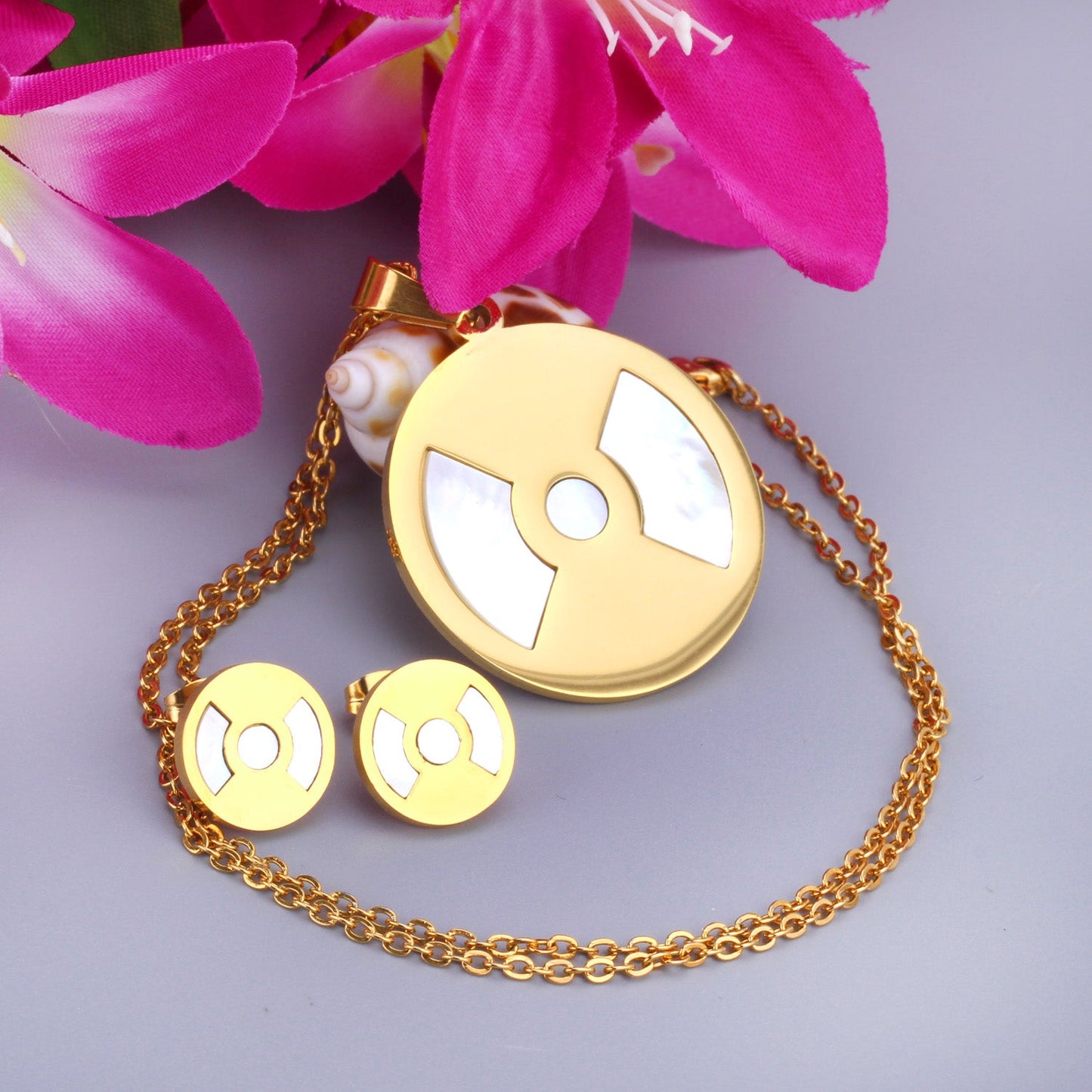 Gold Round Pendant with Scalloped Shell Jewelry Set