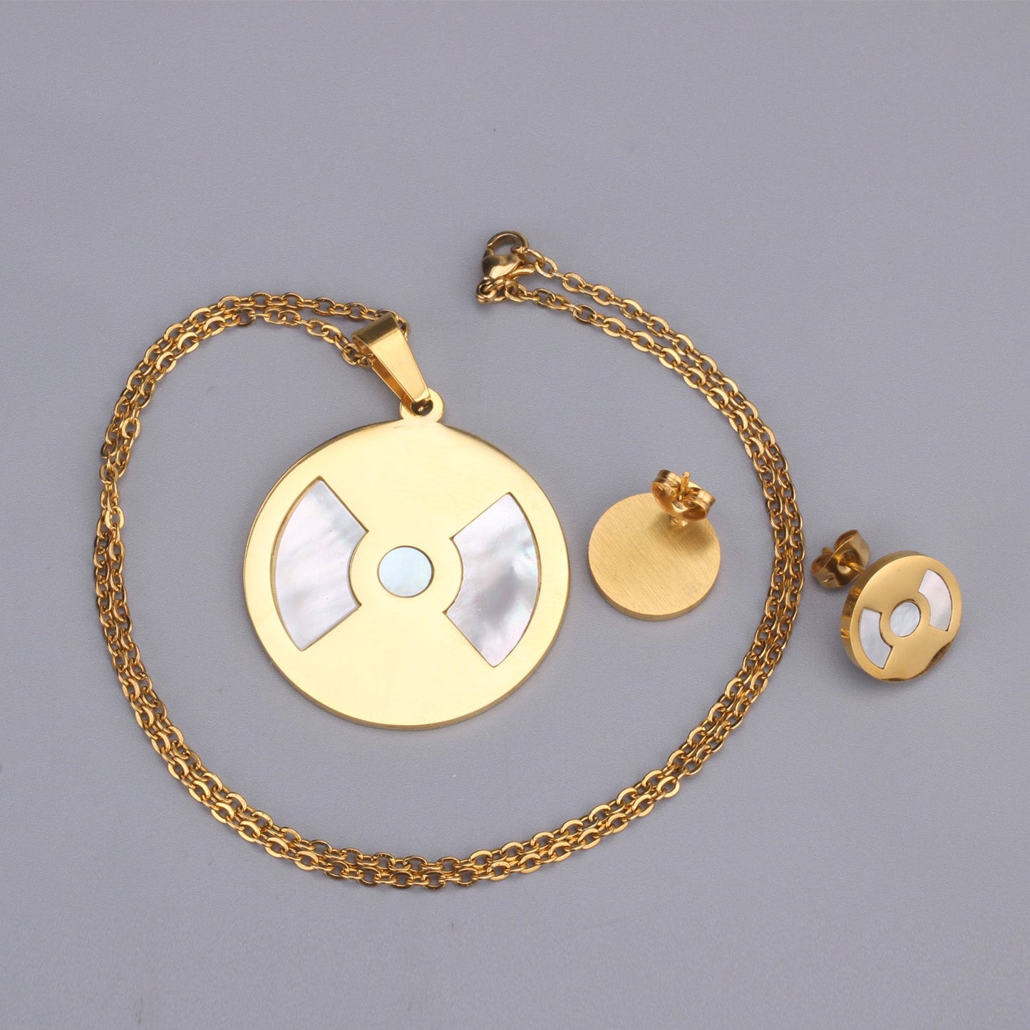 Gold Round Pendant with Scalloped Shell Jewelry Set