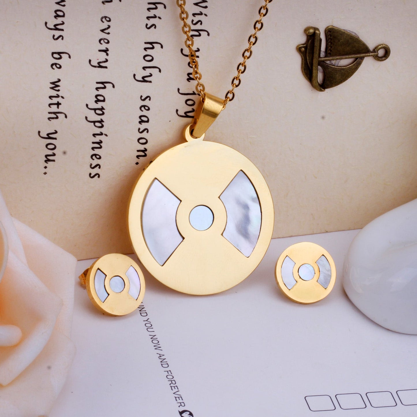 Gold Round Pendant with Scalloped Shell Jewelry Set