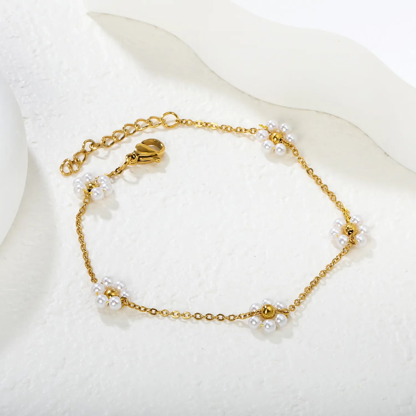 Wholesale Flower Pearl Bracelet | 8.7mm Floral Design with Simulated Pearl | 18+3cm Gold Plated Chain | Romantic Jewelry