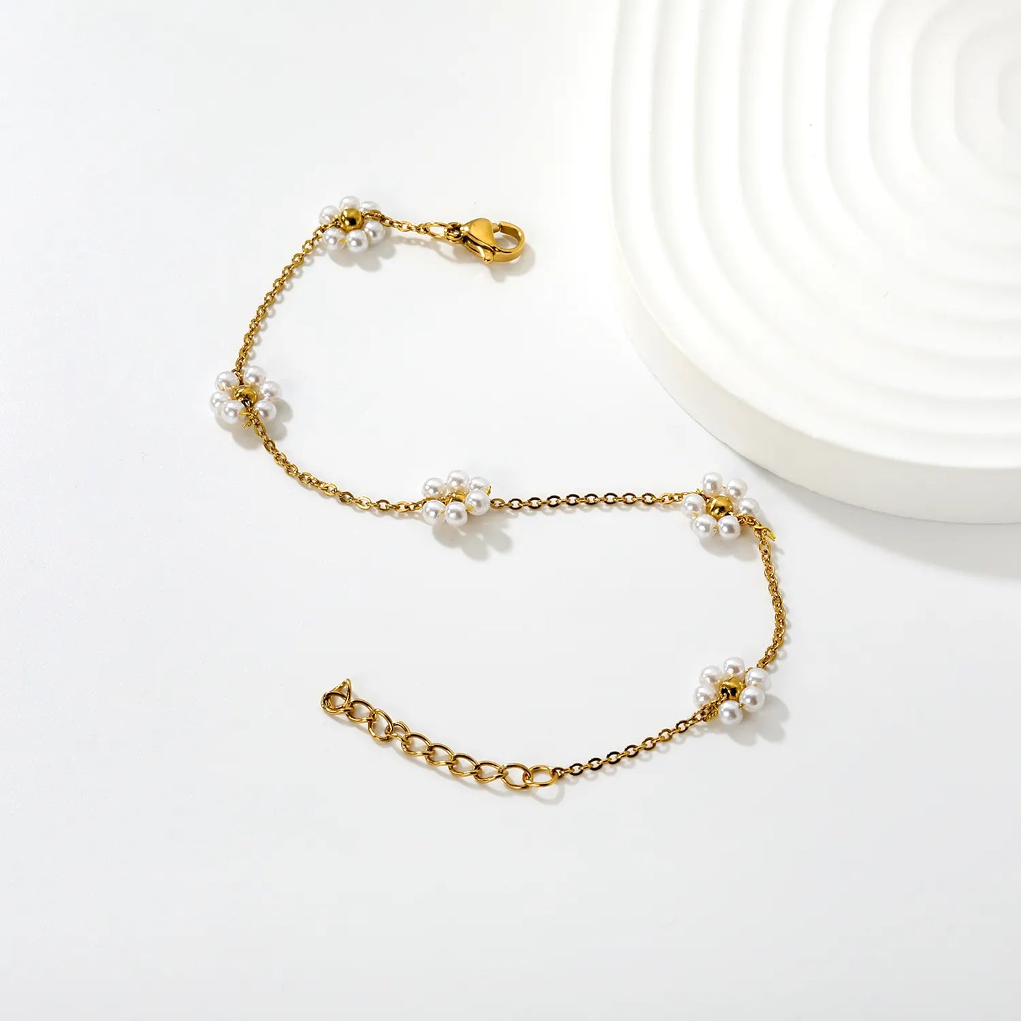 Wholesale Flower Pearl Bracelet | 8.7mm Floral Design with Simulated Pearl | 18+3cm Gold Plated Chain | Romantic Jewelry